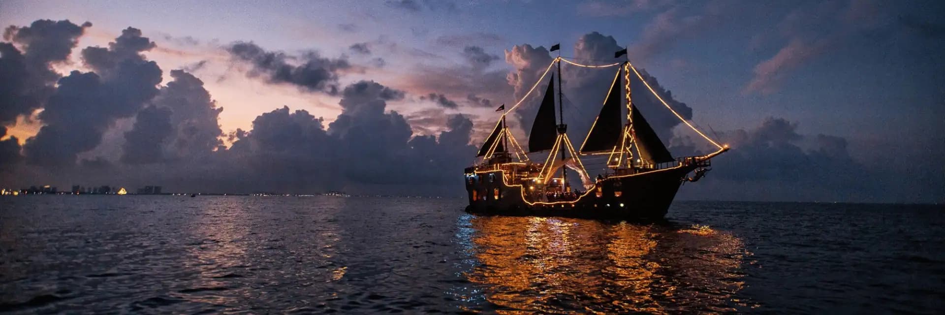 Piratas de la Bahía: galeón, cena y fuegos artificiales al atardecer