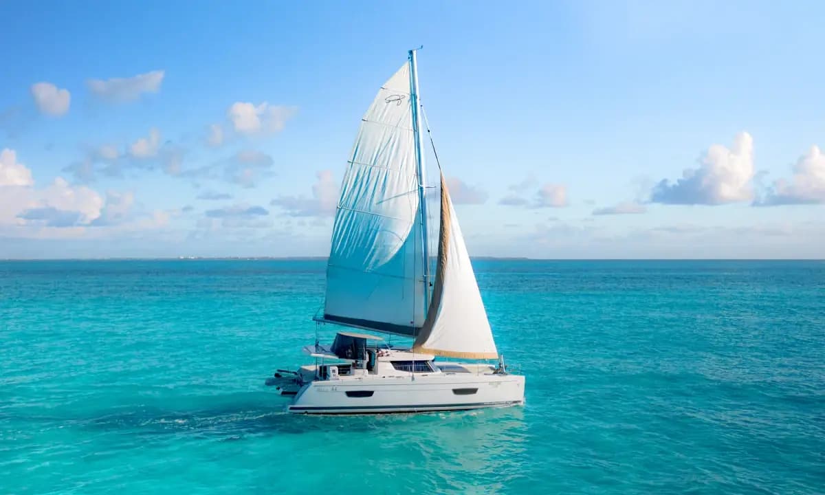 Tour de lujo a Isla Mujeres en catamarán